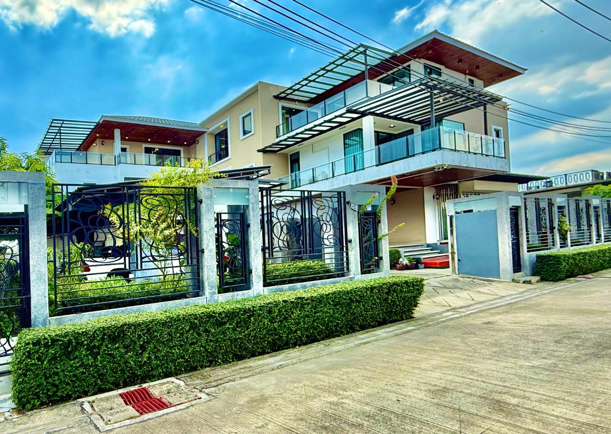 picture 3-storey detached house for sale with 296 sq wa of land  Sukhumvit 101, Bangkok, near BTS Punnawithi - 85/92