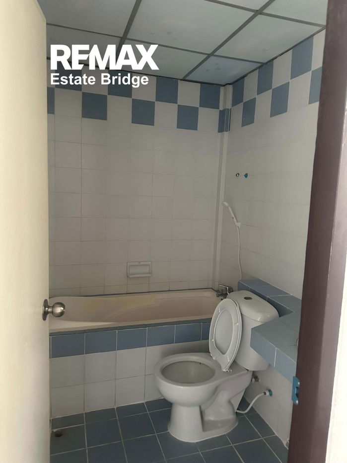 picture 3-story townhouse in good condition, ready to move in, cheaper than the appraised price! The cheapest in this area! - 16/17