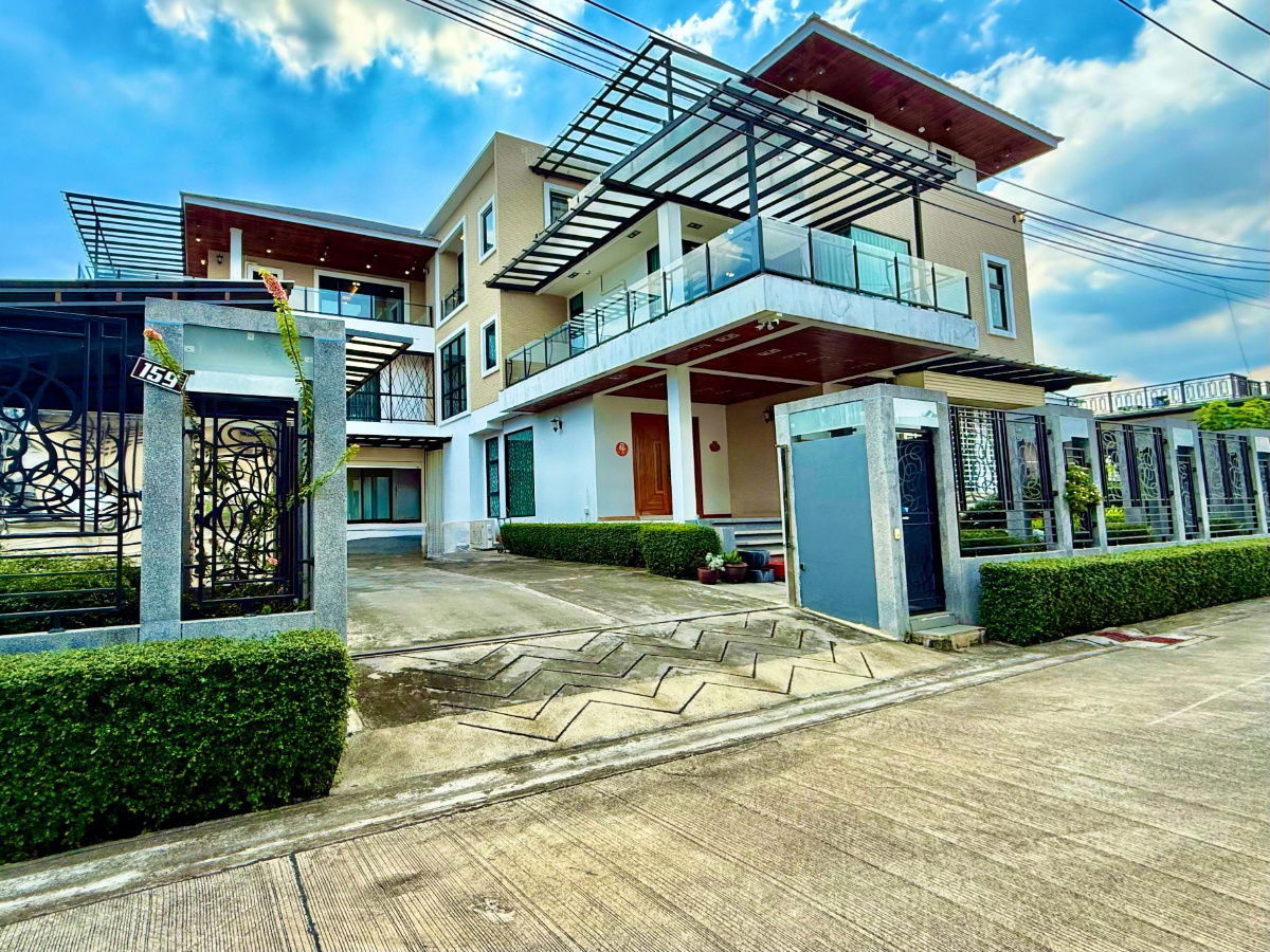 picture 3-storey detached house for sale with 296 sq wa of land  Sukhumvit 101, Bangkok, near BTS Punnawithi - 86/92
