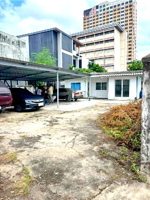 Shophouses for rent กระทรวงการคลัง : BTS Saphan Khwai 1.3 km.2bed BTS Ari 900 m. Land for rent with building 85 sq.wa. 345 sq.m. 1bath C