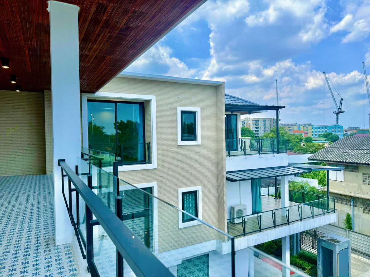 picture 3-storey detached house for sale with 296 sq wa of land  Sukhumvit 101, Bangkok, near BTS Punnawithi - 57/92
