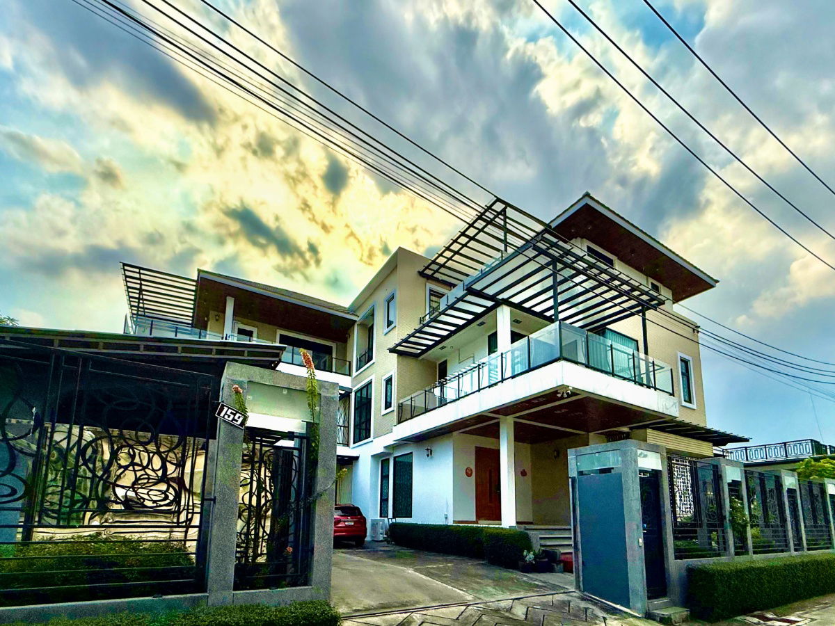 picture 3-storey detached house for sale with 296 sq wa of land  Sukhumvit 101, Bangkok, near BTS Punnawithi - 1/92