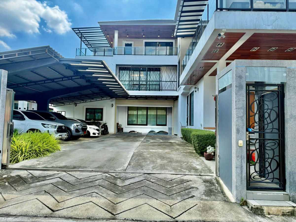 picture 3-storey detached house for sale with 296 sq wa of land  Sukhumvit 101, Bangkok, near BTS Punnawithi - 87/92