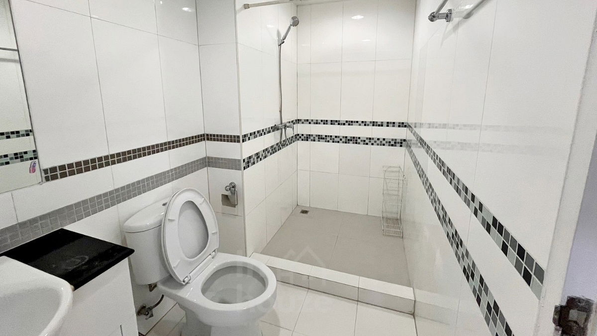 picture Condo for rent on project Sathorn Plus By The Garden. 80 sq.m. 2 brs. 2 bths. Near MRT Lumpini stations only 32k/mo. - 8/14