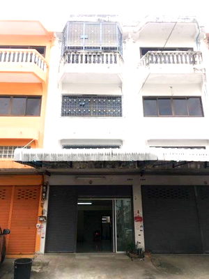 Shophouses for rent : 3.5-story commercial building for rent, Soi Tha Kham 28/2, Land size: 20 sq.wah. Width: 4 m, Depth: 12 m
