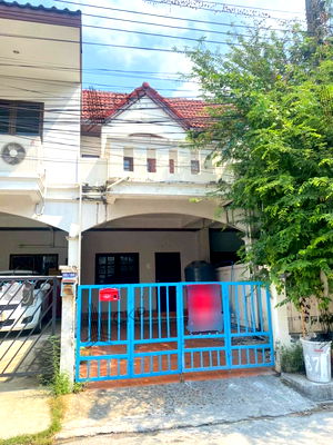 Townhouses for sale Nawamin Road : Townhouse, Yonprapa Village, empty house, can travel by many routes, near the market, food sources and supplies.