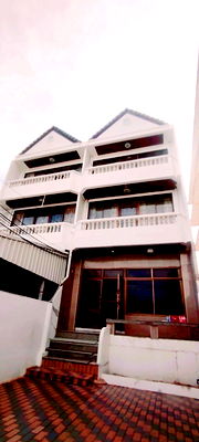Townhouses for rent Phra Khanong : Sukhumvit91-95 BTS Bang Chak 1.58km. Puengmee35-42 For rent 3-story commercial building large
