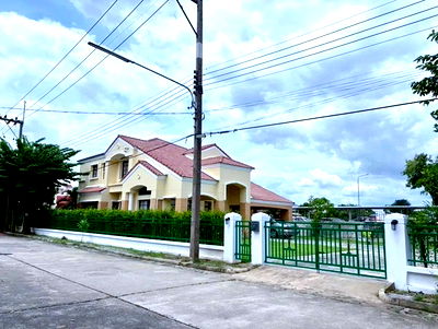 Houses for rent วิทยาลัยเทคโนโลยีทปุมธานี : Future Park Rangsit Tiwanon Rd. Bangkadi Indust Estate 500m.Large luxurious 2-story detached house M