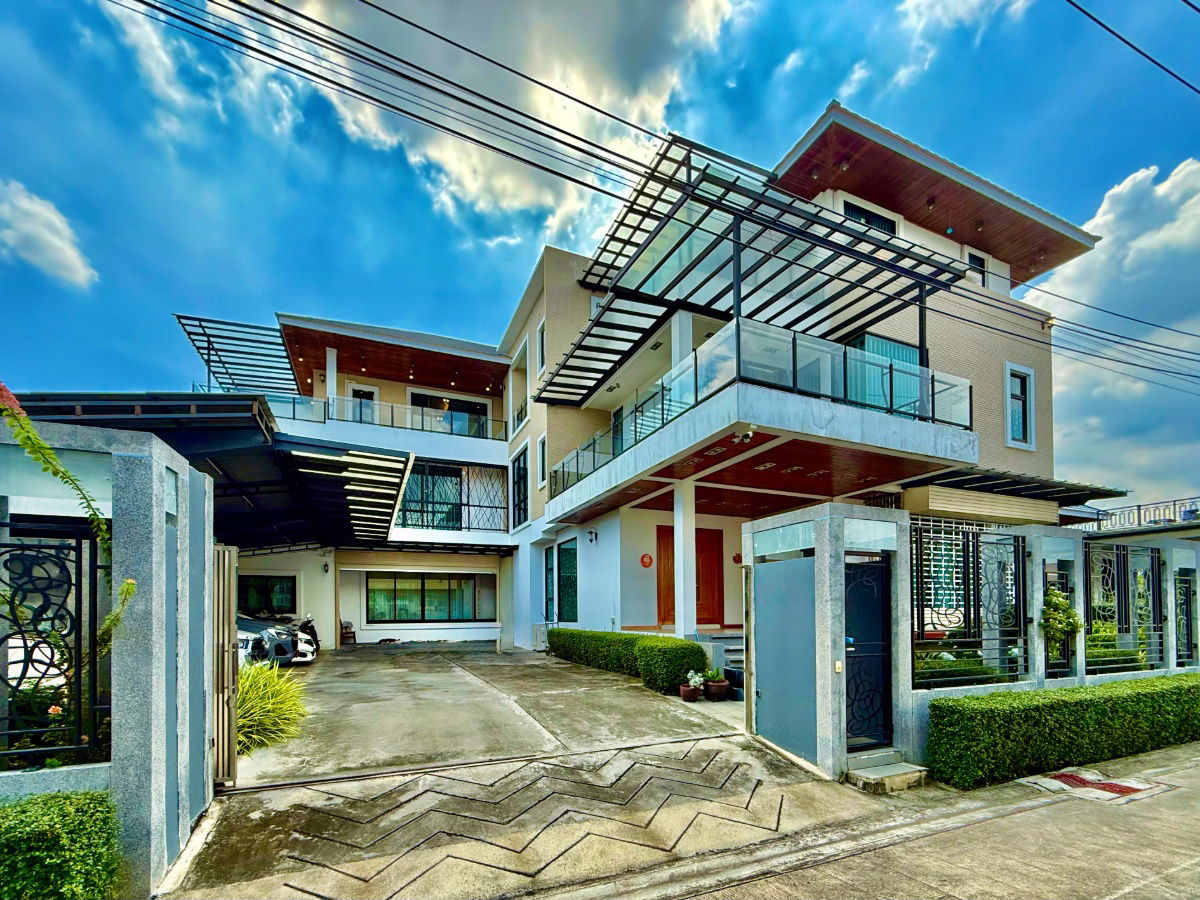 picture 3-storey detached house for sale with 296 sq wa of land  Sukhumvit 101, Bangkok, near BTS Punnawithi - 90/92