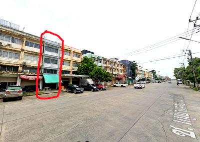 Shophouses for rent : 3 and a half story building for rent (mezzanine can be used as an office) to support industrial machinery