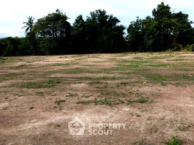 Land for sale Petchburi : 2,400 m² Land for Sale in Don Khun Huai (ID 1204082)