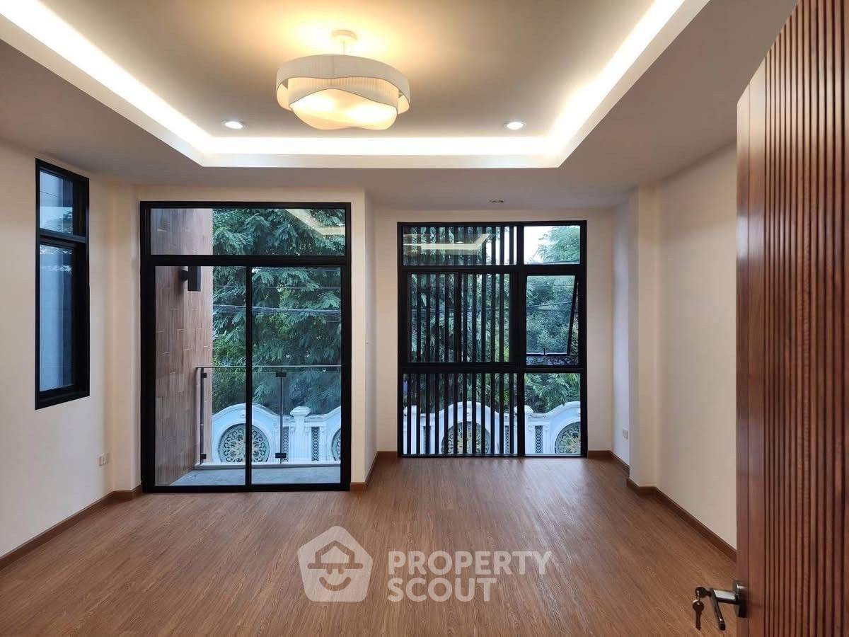 picture 4-BR House near MRT Huai Khwang (ID 2068303) - 15/27