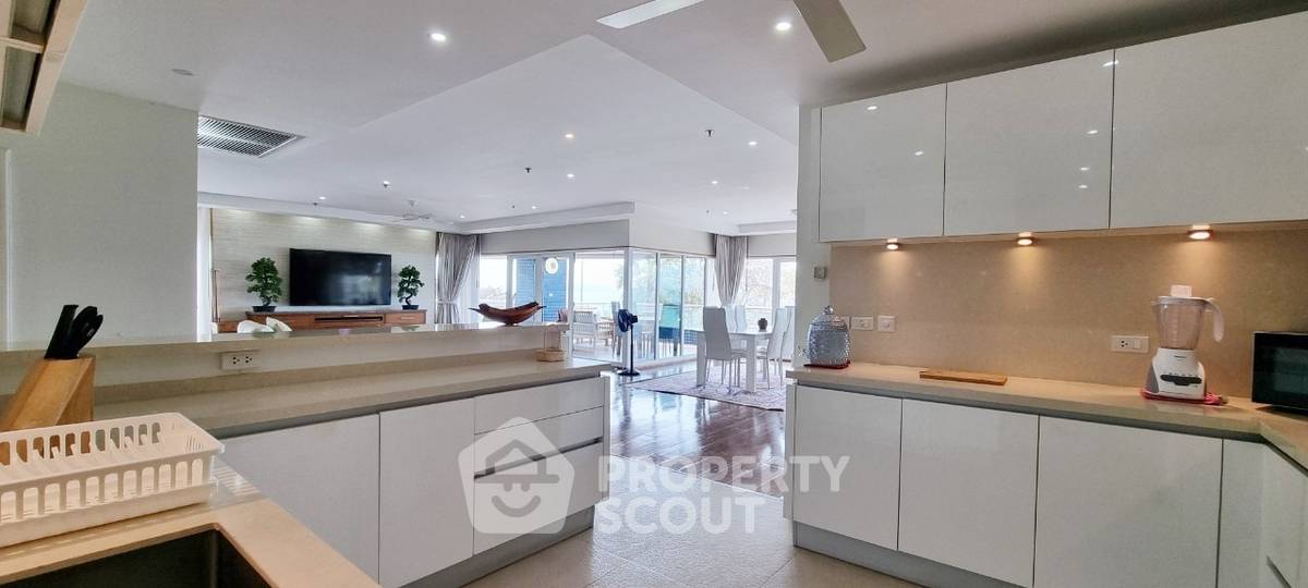 picture 2-BR Condo at Baan Haad Uthong Condominium close to Phratamnak (ID 2137052) - 6/28