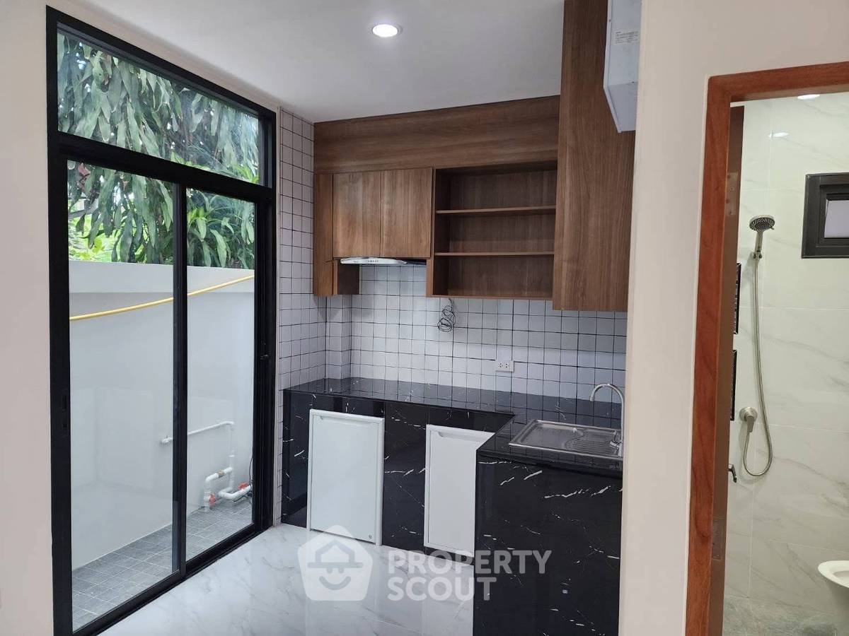 picture 4-BR House near MRT Huai Khwang (ID 2068303) - 11/27