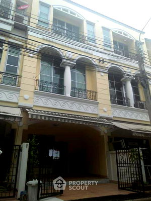 Townhouses for sale Phatthanakan Road : 3-BR Townhouse at Baan Klang Muang Rama9-Srinakarin near ARL Hua Mak (ID 2150480)