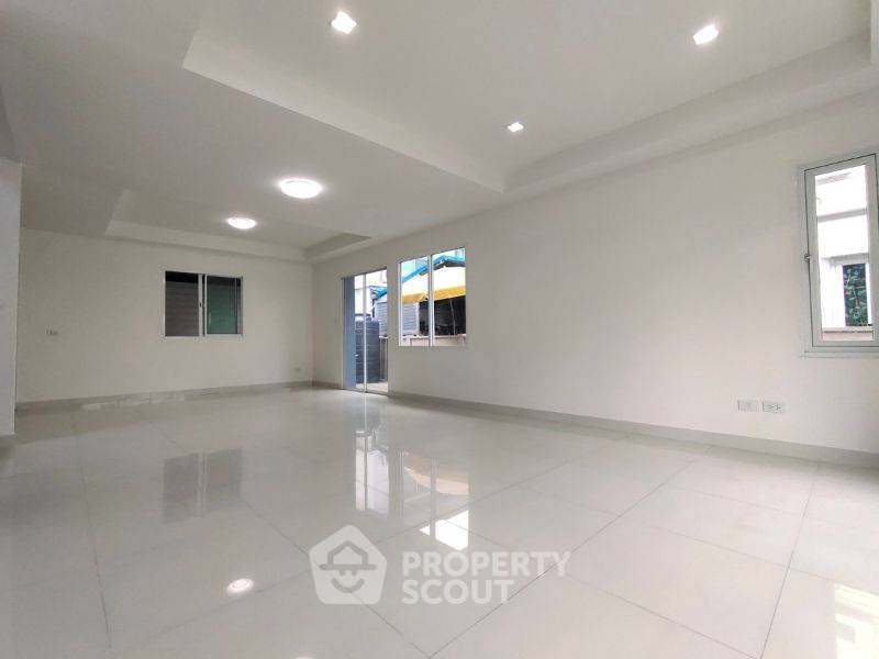 picture 3-BR Townhouse at Pruksa Ville 28 Wongwaen - Rattanathibet near MRT Talad Bang Yai (ID 2150282) - 6/9
