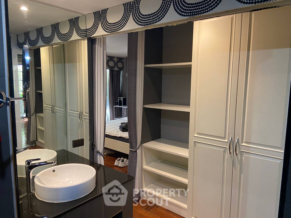 picture 4-BR Condo at Baan Sathorn Condominium near MRT Lumphini (ID 1326650) - 9/18