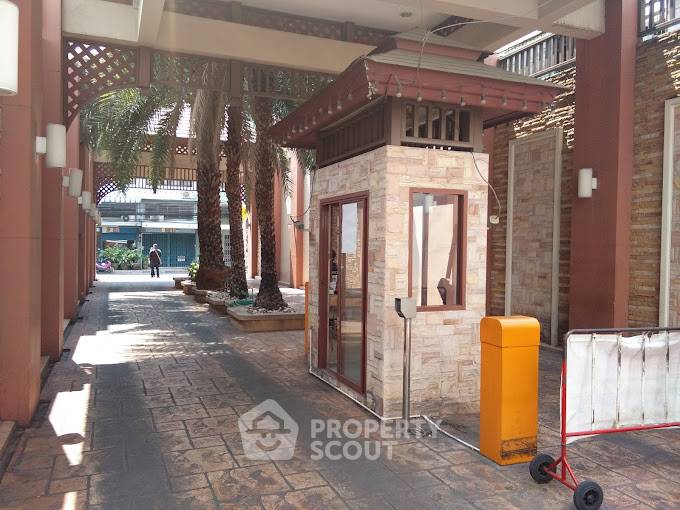 picture 1-BR Condo at Baan Klang Krung Resort near MRT Huai Khwang (ID 1685021) - 3/4