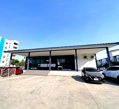 Shophouses for rent Chonburi : 20-30 parking spaces Big C Chonburi 1km. Central Chonburi 1.2 km. Tukcom2km. Commercial building for