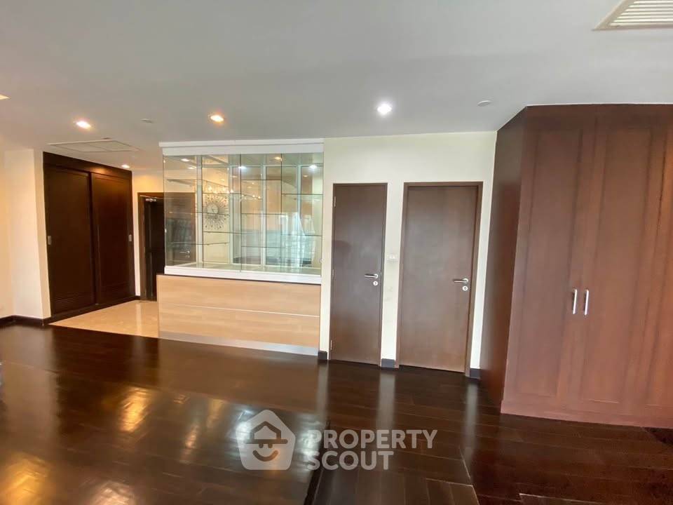 picture Studio Condo at Sathorn Gardens near MRT Si Lom (ID 1941298) - 5/16