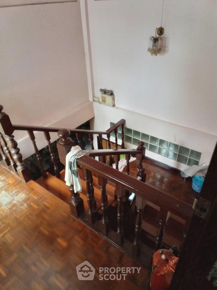 picture 3-BR House near MRT Sutthisan (ID 2155439) - 11/11
