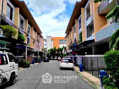 Townhouses for sale Silpakorn University City Campus : 3-BR Townhouse at Pattra Mo Town in Bang Phut (ID 2150367)