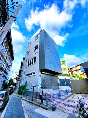 Shophouses for rent Bangkok-Chon Buri Motorway : MRT Lam Sali Intersection 800 m. Commercial building for rent 3 units 4.5-storey connected newly ren