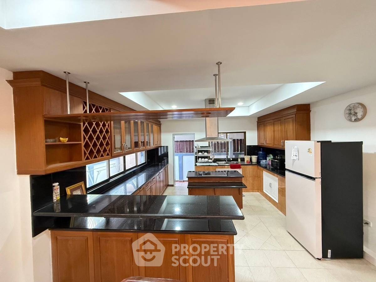 picture 5-BR Villa close to Pattaya (ID 2103529) - 10/36