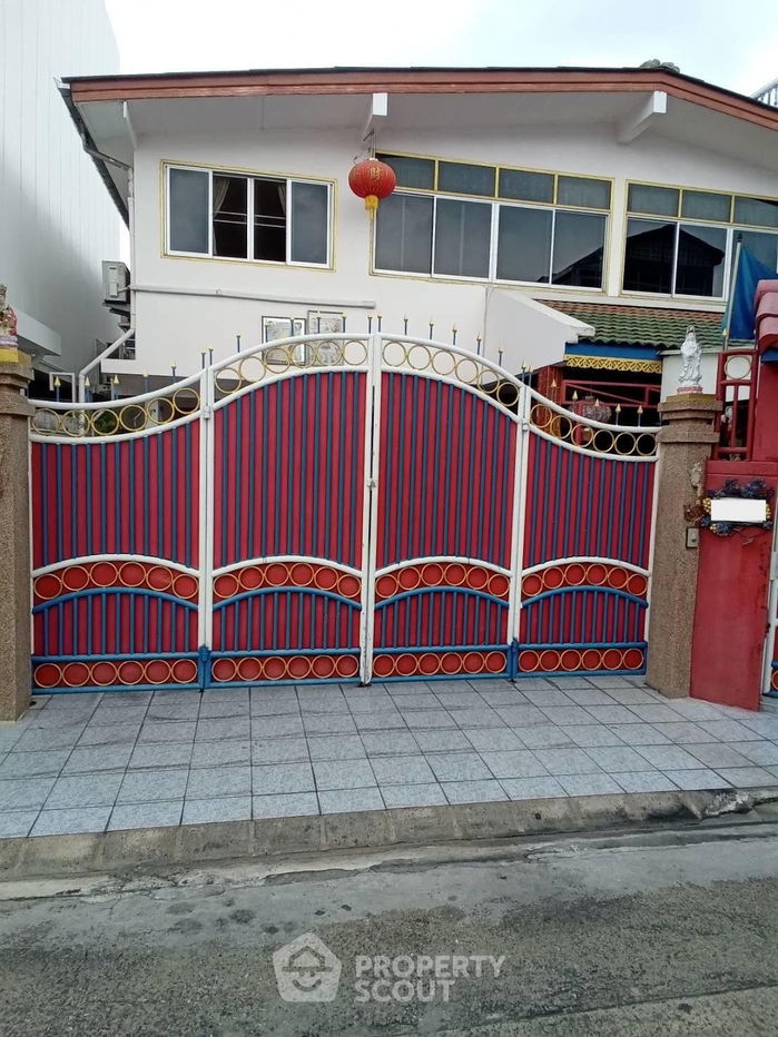 picture 3-BR House near MRT Sutthisan (ID 2155439) - 2/11