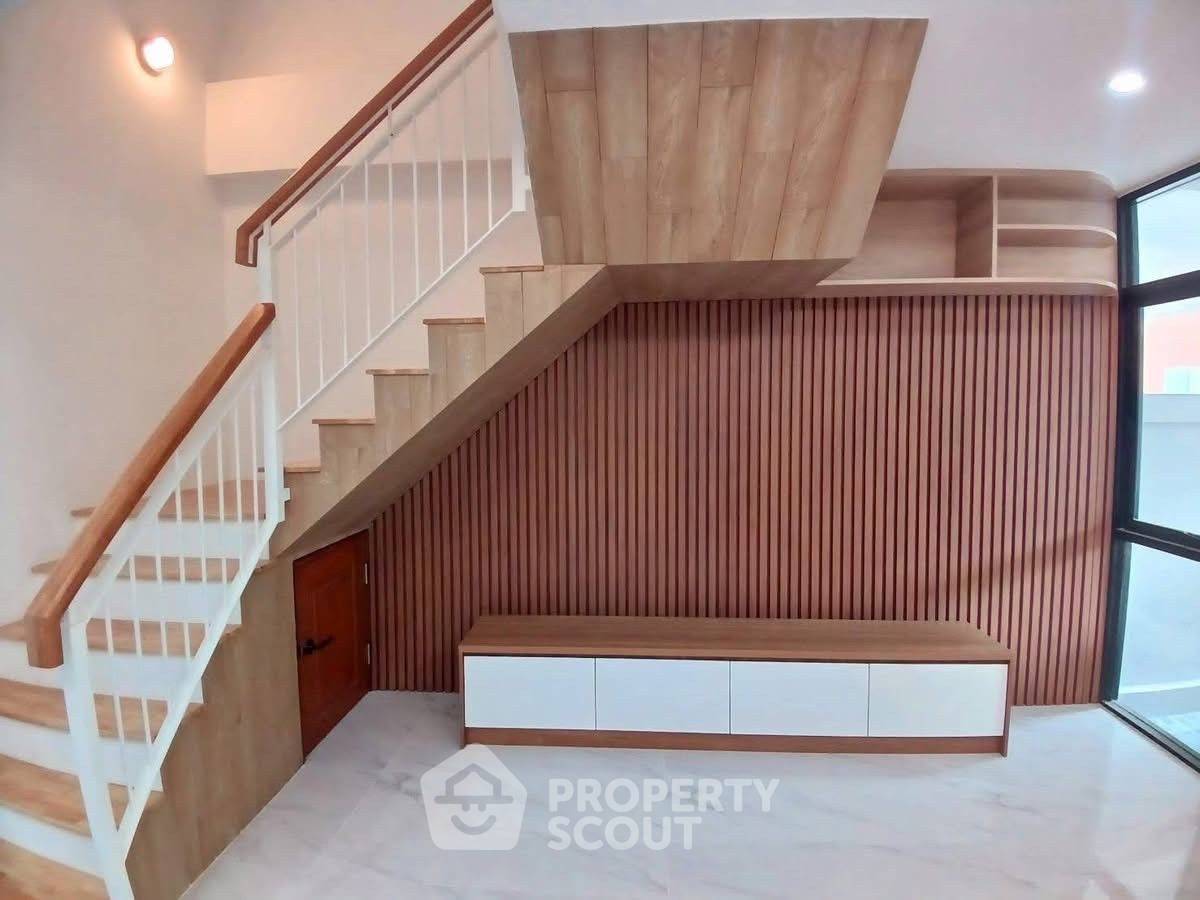 picture 4-BR House near MRT Huai Khwang (ID 2068303) - 17/27