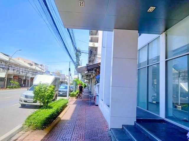 picture BTS Ratchathewi 2.5 km. Rajadamnern Boxing Stadium 3-story 4-unit commercial building for rent road - 2/8