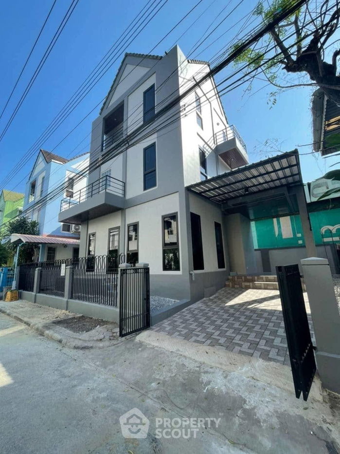 picture 3-BR House in Dokmai (ID 2080322) - 1/10