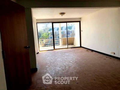 Condos for sale : 3-BR Condo at Cha-am Royal Beach Condominium close to Chaosamran Beach (ID 1572179)