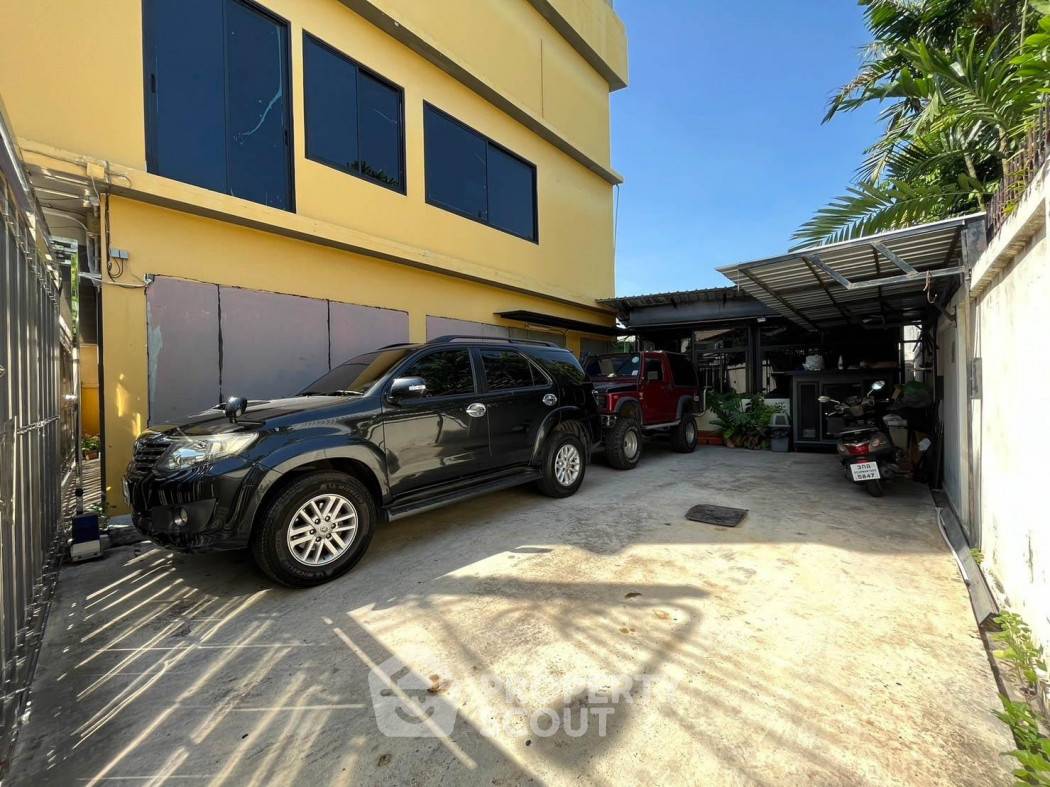 picture 4-BR Townhouse in Wat Tha Phra (ID 2032054) - 2/11