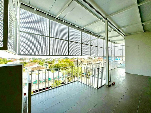 picture KRUNGTHEPKRITHA 3.1 km. Nida University 1.3 km Commercial building for rent 3 units 4.5-storey MRT L - 4/8