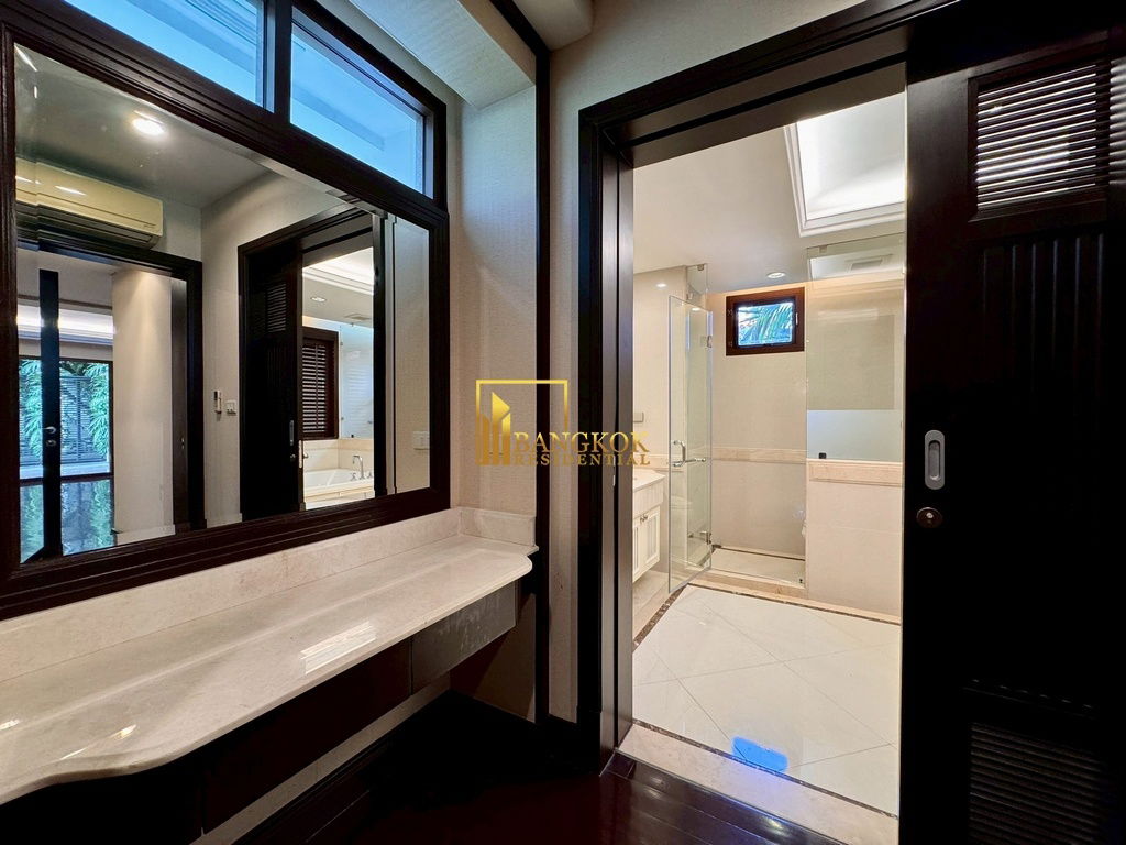 รูป Baan Sukhumvit 18 - Stunning 4 Bed House With Private Pool - BR28270SH - รูปที่ 29/53