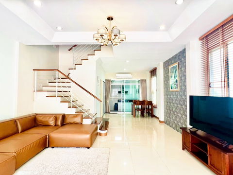 ให้เช่า บ้านกลางเมือง เออร์บาเนียน ศรีนครินทร์/ทาวน์โฮม 3 ชั้น เนื้อที่ 24 ตร.ว. 3 ห้องนอน 3 ห้องน้ำ เช่า 35,000 บาท/เดือน แต่งครบพร้อมอยู่
