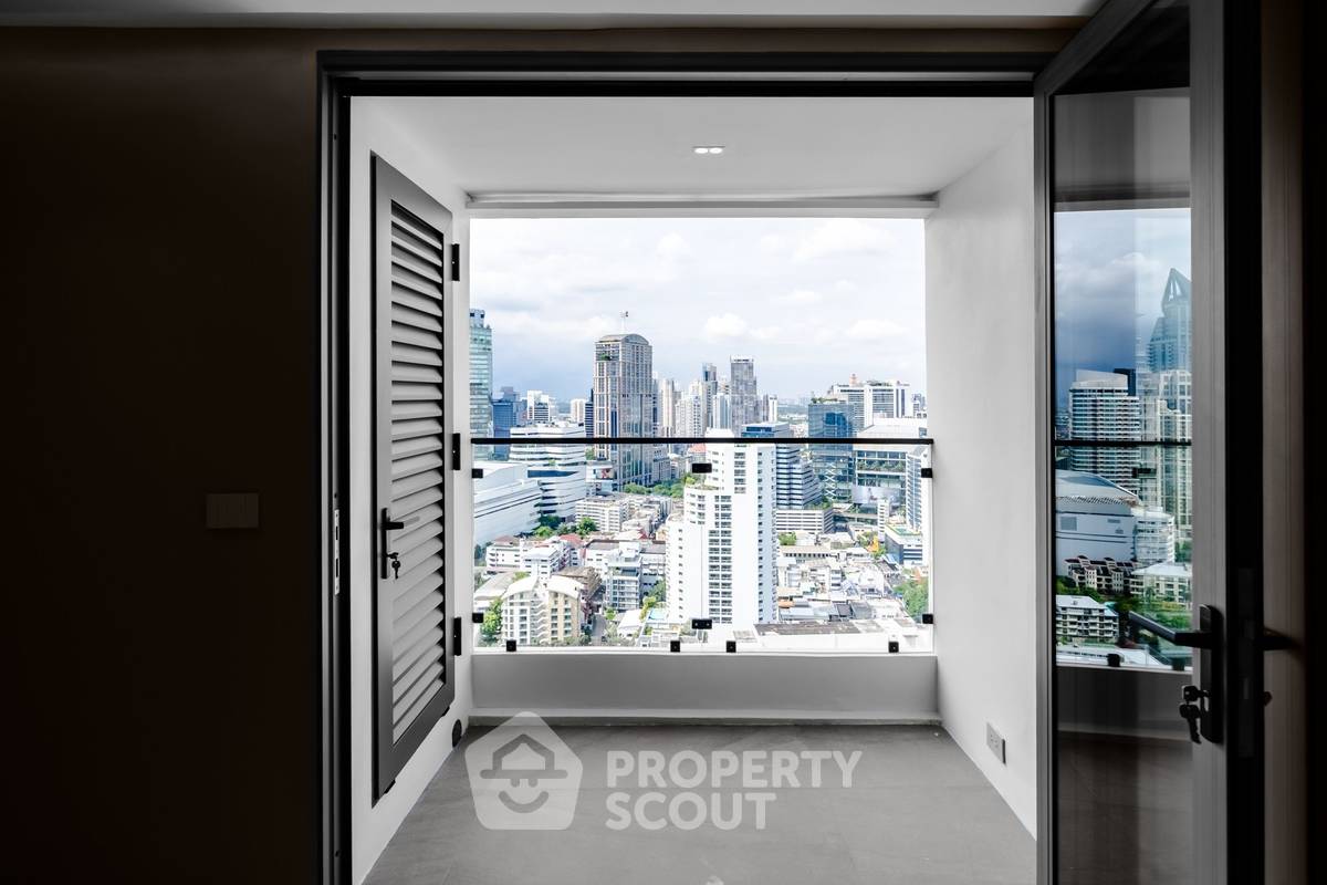 picture BRAND NEW PENTHOUSE WITH CITY AND RIVER VIEWS BEHIND EMQUARTIER IN PHROM PHONG (ID 1491574) - 32/40