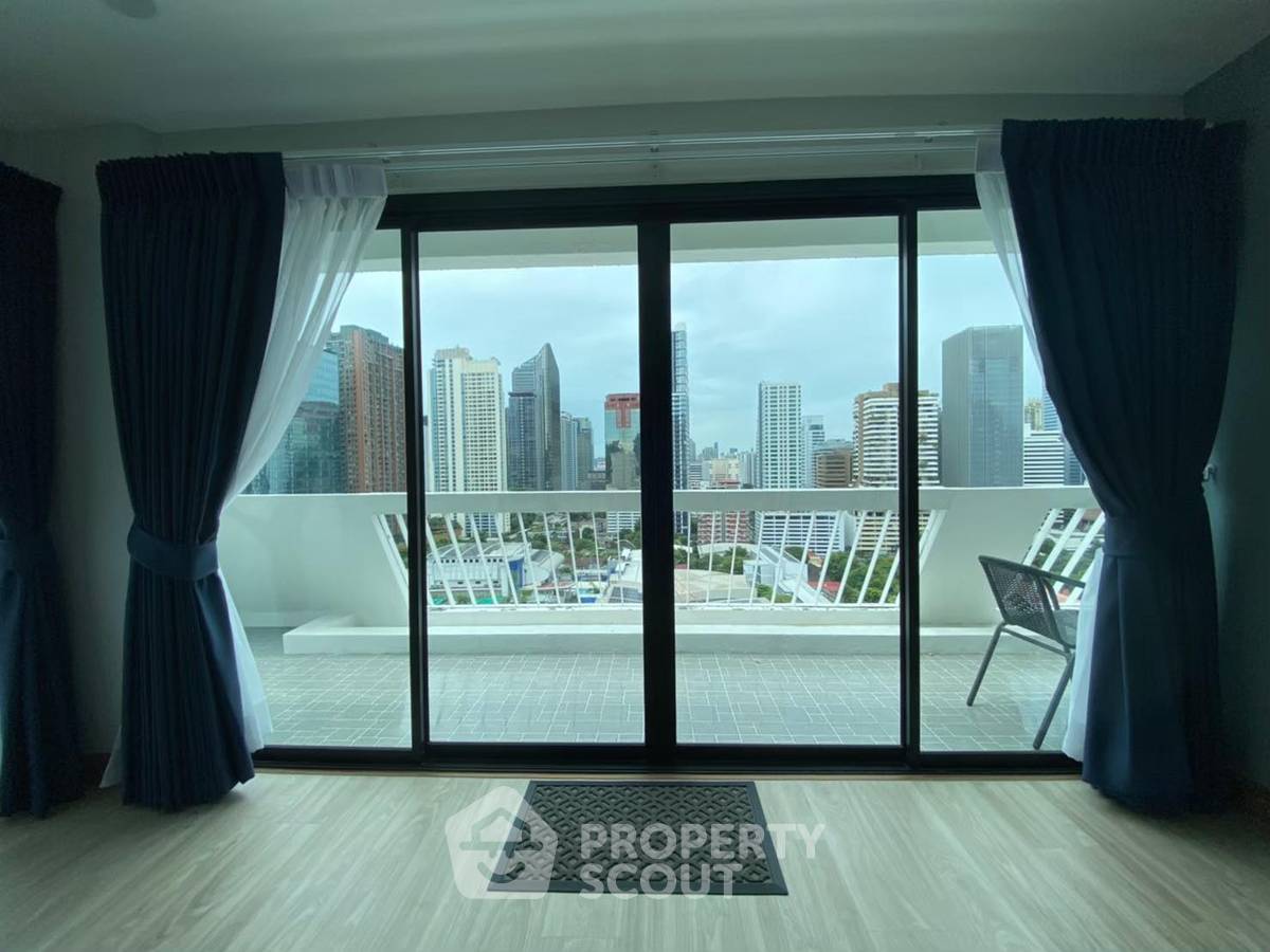 picture 3-BR Condo at Ruamjai Heights Condominium near ARL Makkasan (ID 2116132) - 3/28