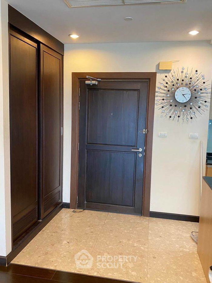 picture Studio Condo at Sathorn Gardens near MRT Si Lom (ID 1941298) - 10/16