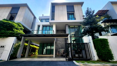 Houses for sale Prasert Manukit Road :  For Sale: Super Luxury 3-Storey Detached House – Baan Klang Muang Classe, Ekkamai–Ramintra 