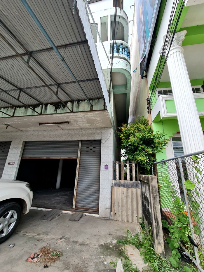 รูป ขายด่วน ตึก 2 คูหา  2.5 ชั้น + ดาดฟ้า  ทำเลทอง พร้อมห้องพักคนงาน  76 ตรว.  ติดถนนเลี่ยงมืองชลบุรี  600 เมตร จากปั๊มปตท.หนองไม้แดง  - รูปที่ 11/12