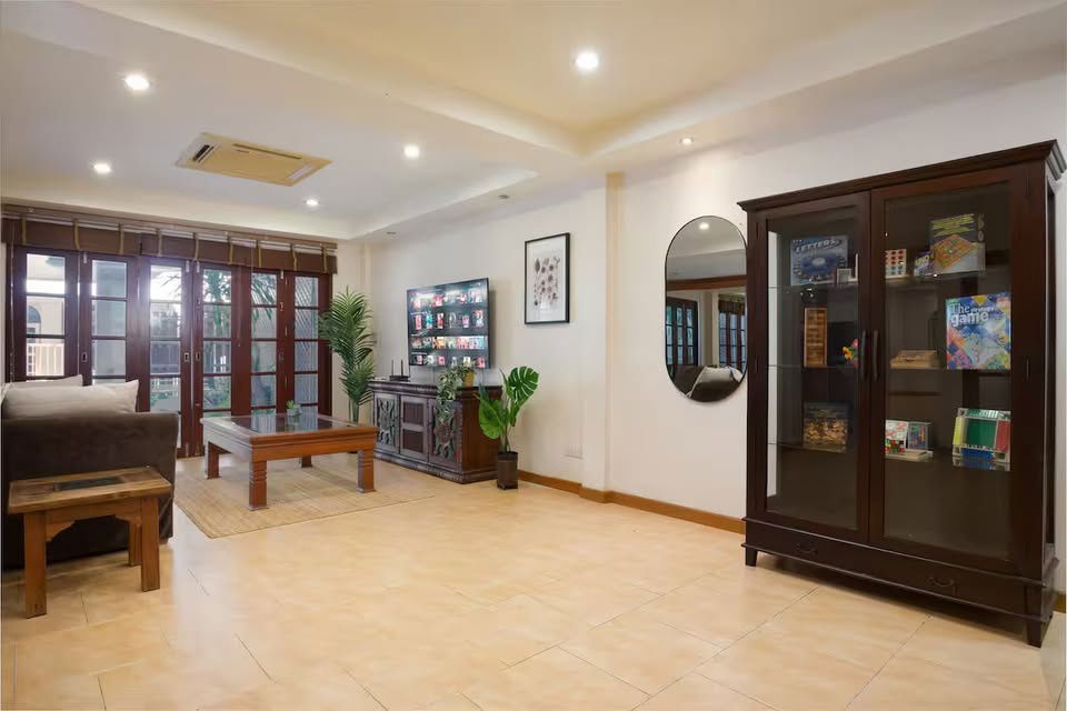 picture Urgent sale: 3-storey townhouse at Sukhumvit 39,  priced at only 32.9 million baht. - 3/7