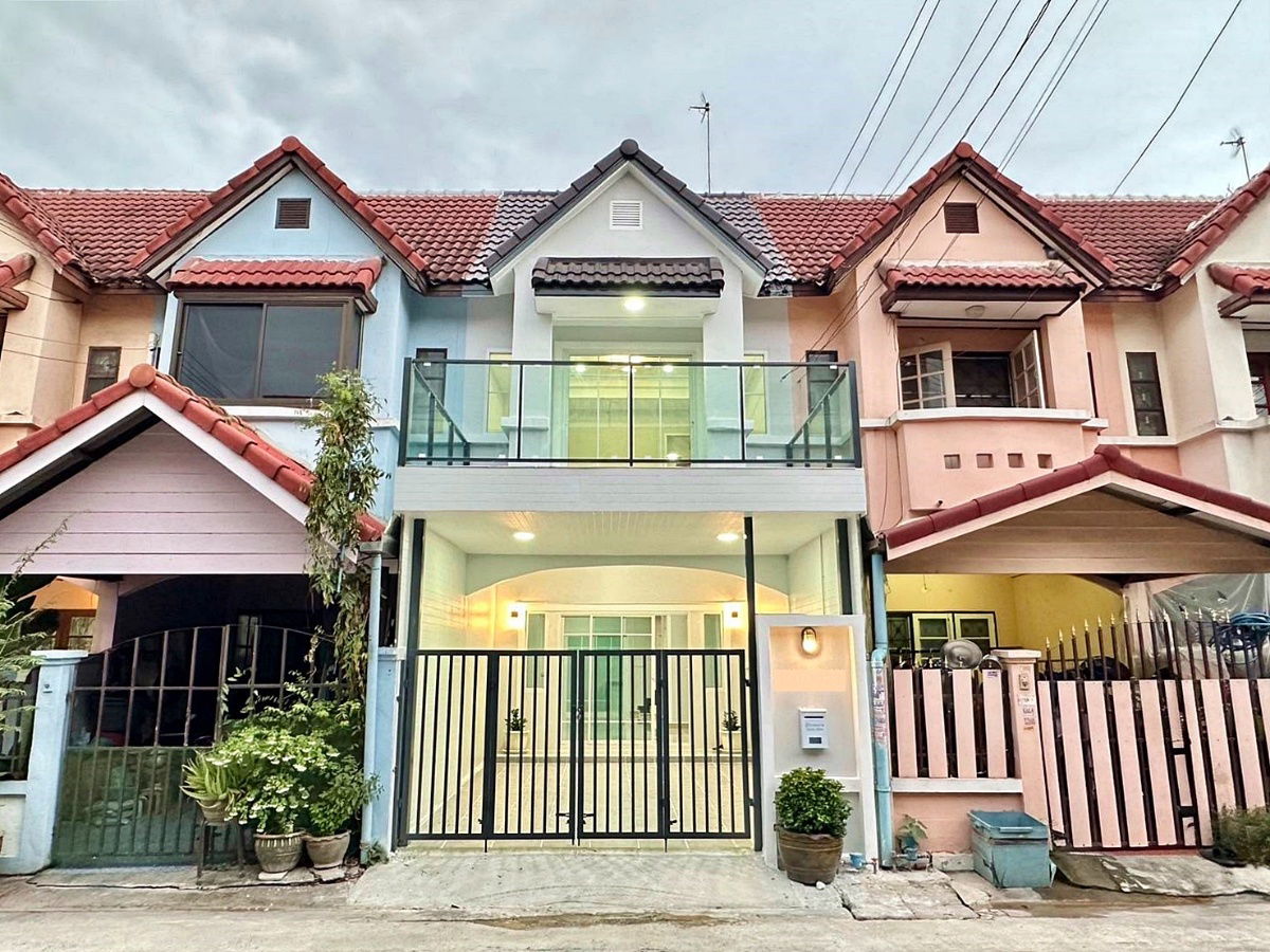 รูป บ้านสวยมาก มีเทอเรซหน้าบ้าน   #หมู่บ้านสวีทโฮม ปาร์ค  ทาวน์เฮ้าส์ 3 ห้องนอน รีโนเวทใหม่  ติดถนนบางกรวย – ไทรน้อย  ใกล้แม็คโคร บางบัวทอง - รูปที่ 1/28