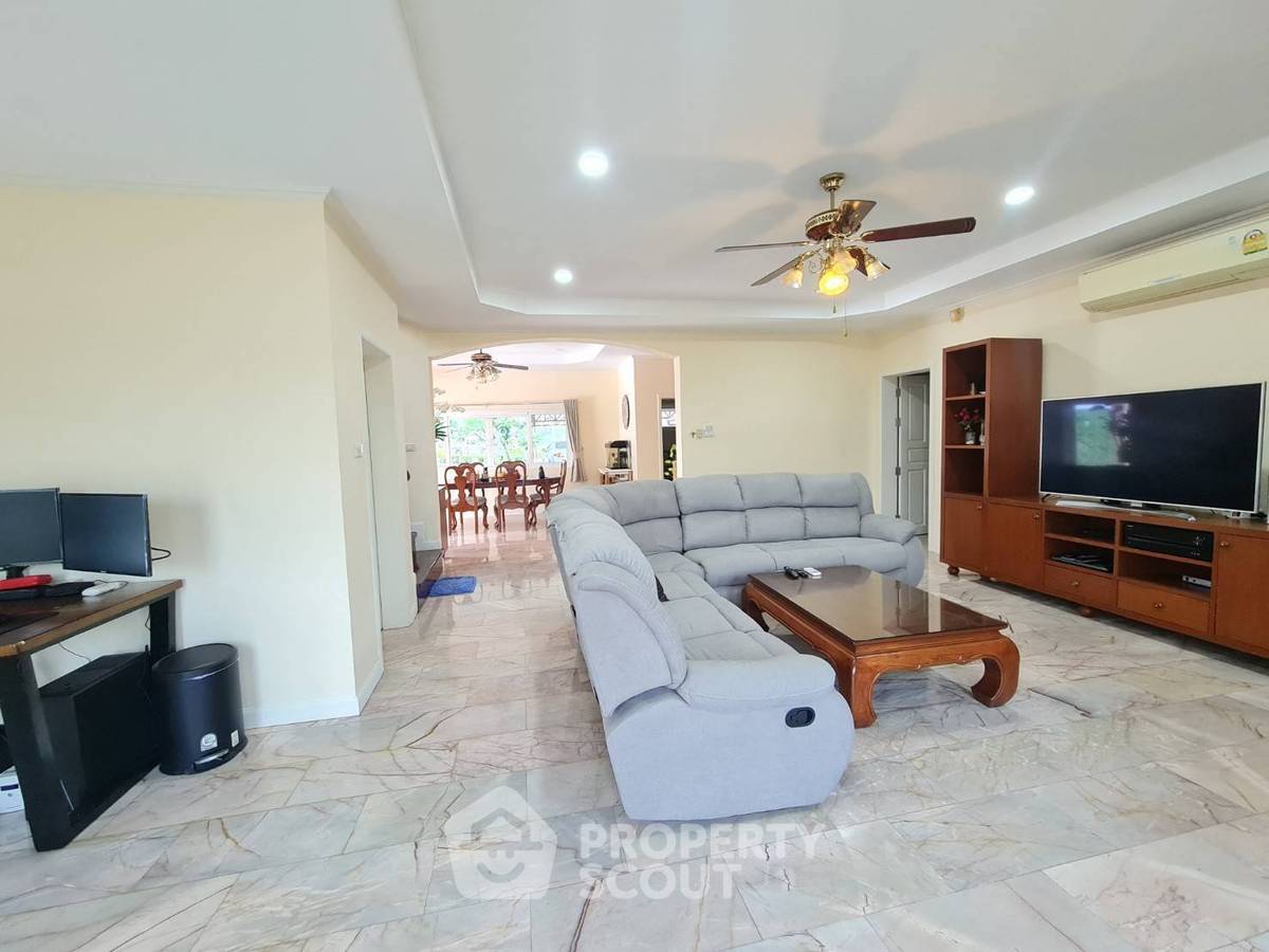 picture 4-BR Villa close to Nongnooch Garden Pattaya (ID 2137162) - 3/14