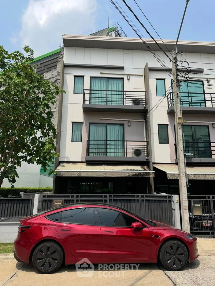 picture 3-BR Townhouse at Baan Klang Muang Pinklao - Charan near MRT Bang Phlat (ID 2177674) - 8/8