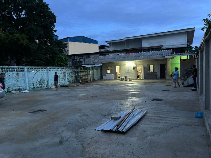picture Warehouse with 3room building and wide parking lot - 4/7