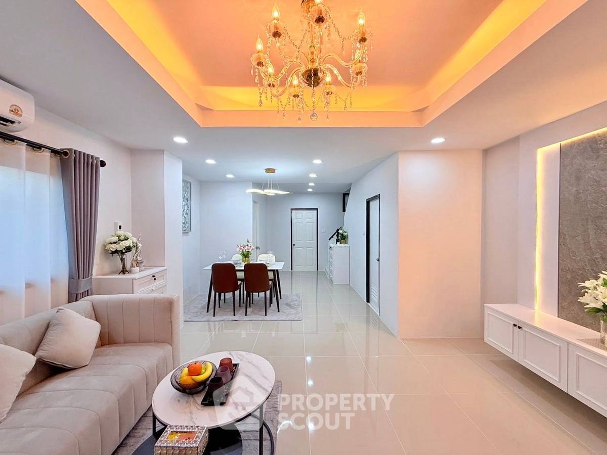 picture 3-BR Townhouse close to East Pattaya (ID 2141712) - 4/17
