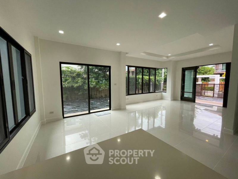 picture 3-BR House at Setthasiri Watcharapol in O Ngoen (ID 2147291) - 4/10