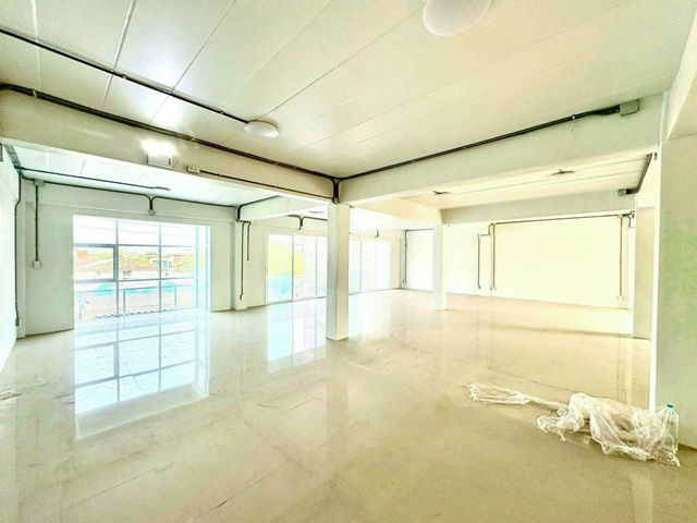 picture KRUNGTHEPKRITHA 3.1 km. Nida University 1.3 km Commercial building for rent 3 units 4.5-storey MRT L - 3/8
